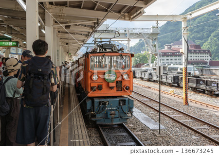 一輛有軌電車在群山的映襯下疾駛而過。 一輛有軌電車在群山的映襯下疾駛而過。 136673245