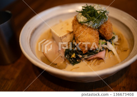奶油拉麵配炸物(食品和飲料) 奶油拉麵配炸物(食品和飲料) 136673408