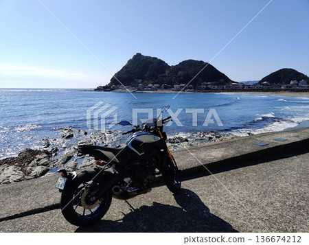sea and bike 136674212
