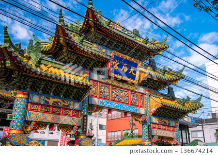 橫濱中華街和橫濱媽祖寺在神奈川縣橫濱市的藍天下熠熠生輝。 橫濱中華街和橫濱媽祖寺在神奈川縣橫濱市的藍天下熠熠生輝。 136674214