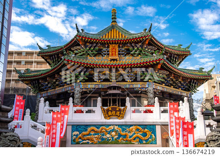 橫濱中華街和橫濱媽祖寺在神奈川縣橫濱市的藍天下熠熠生輝。 橫濱中華街和橫濱媽祖寺在神奈川縣橫濱市的藍天下熠熠生輝。 136674219
