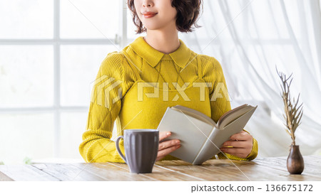 看書的女人 136675172