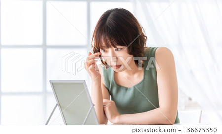 女人對著鏡子檢查眼睛,美麗畫面 女人對著鏡子檢查眼睛,美麗畫面 136675350