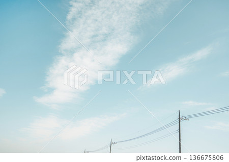 電線桿、輸電線路和藍天（留白） 136675806