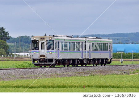 富良野線 西中薰衣草田 JR 北海道 木葉 150-8 + 木葉 150-9（旭川） 136676036