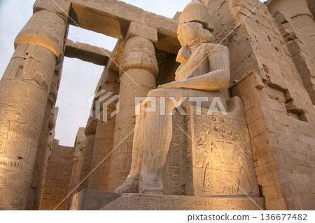 盧克索神殿中拉美西斯二世雄偉的坐像 136677482