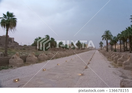 盧克索的聖路，古代建築的遺跡，以及燈光璀璨的獅身人面像。 136678155