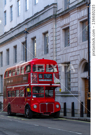 倫敦行駛中的紅色雙層巴士（垂直版） 136680285