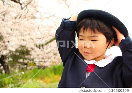 嬰兒穿著幼兒園制服、入學儀式、畢業典禮 嬰兒穿著幼兒園制服、入學儀式、畢業典禮 136680399