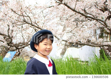 嬰兒穿著幼兒園制服、入學儀式、畢業典禮 嬰兒穿著幼兒園制服、入學儀式、畢業典禮 136680506