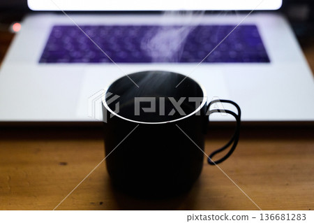 咖啡和電腦 136681283