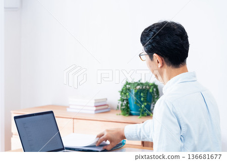 經營PC的男性男性 136681677