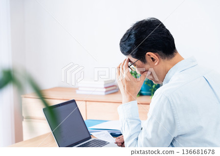 Male man who operates PC Male man who operates PC 136681678