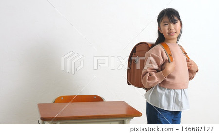 Elementary school student image 136682122