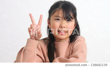 小學生比劃和平手勢的圖片 136682130