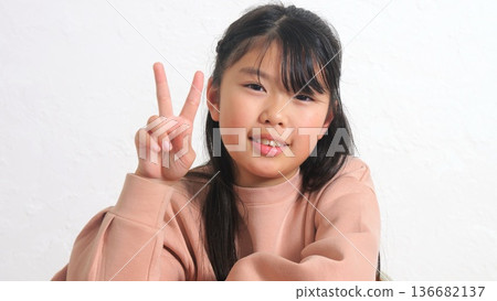 Elementary school student peace sign image Elementary school student peace sign image 136682137