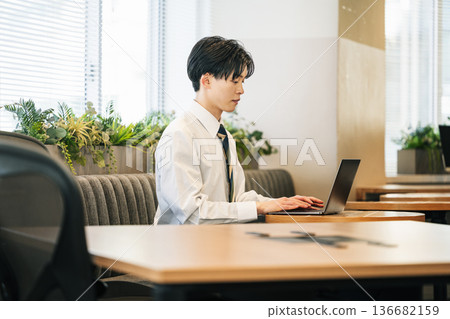 工作在共有辦公室的年輕商人 工作在共有辦公室的年輕商人 136682159