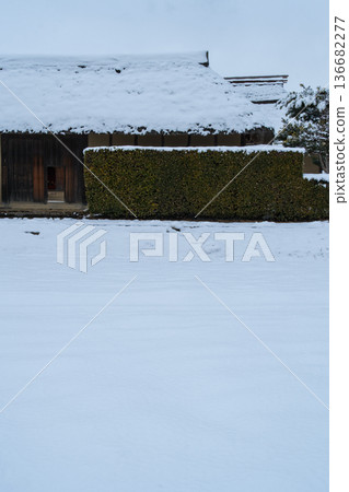 茅草屋頂上的雪景 茅草屋頂上的雪景 136682277