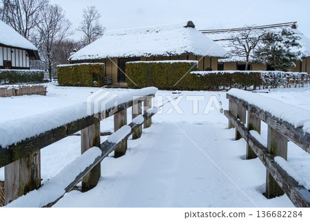 在橋樑的雪場面 136682284