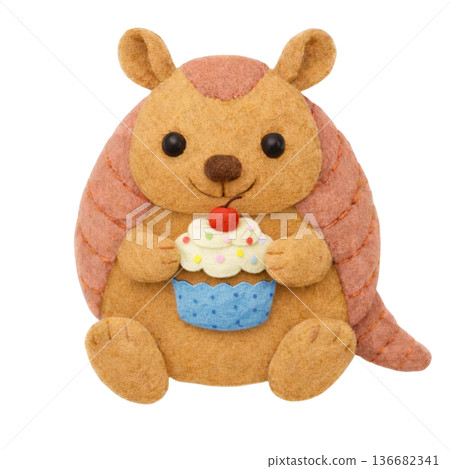 【生日】犰狳抱著毛氈紙杯蛋糕的插圖 【生日】犰狳抱著毛氈紙杯蛋糕的插圖 136682341