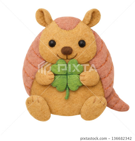 用毛氈繪製的犰狳插圖，一隻犰狳手裡拿著一株三葉草。 136682342