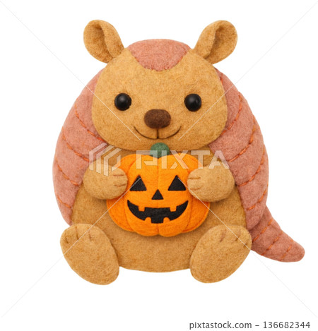 【萬聖節】一隻犰狳拿著一個毛氈南瓜燈的插圖 【萬聖節】一隻犰狳拿著一個毛氈南瓜燈的插圖 136682344