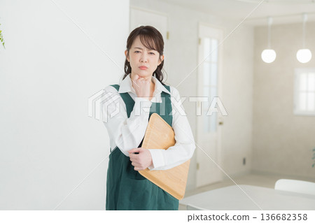 有圍裙的微笑的一名婦女 136682358