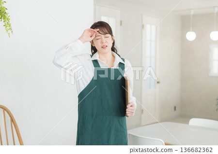 有圍裙的微笑的一名婦女 有圍裙的微笑的一名婦女 136682362