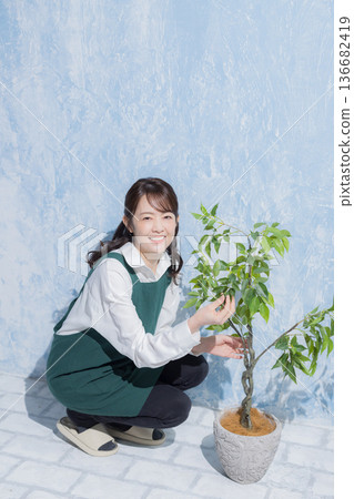 有圍裙的微笑的一名婦女 有圍裙的微笑的一名婦女 136682419