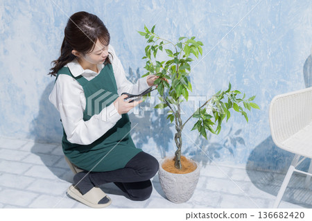 有圍裙的微笑的一名婦女 136682420
