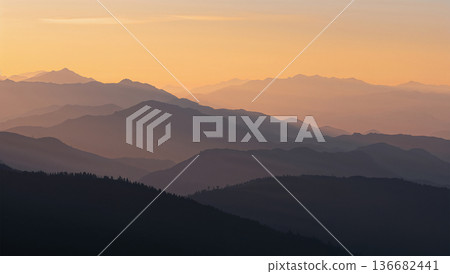 連綿起伏的山脈在乾燥的秋日空氣中，於夕陽斜照的光芒中勾勒出迷人的輪廓。 136682441