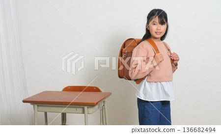 小學生書包書桌圖片 136682494