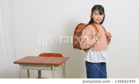 小學生書包書桌圖片 136682495