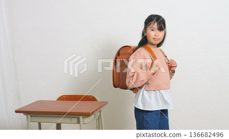 小學生書包書桌圖片 136682496