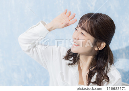 坐在花園椅上的女人 136682571