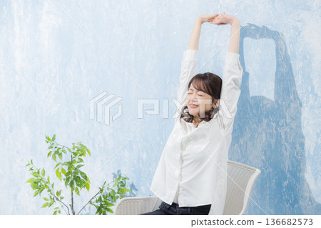 坐在花園椅上的女人 坐在花園椅上的女人 136682573