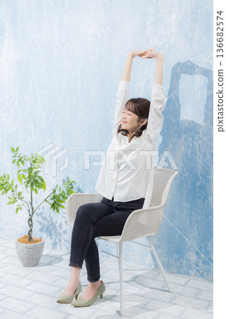 坐在花園椅上的女人 136682574