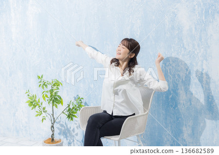 坐在花園椅上的女人 坐在花園椅上的女人 136682589