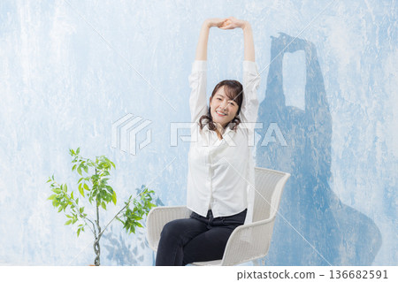 坐在花園椅上的女人 136682591