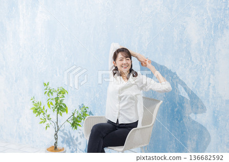 坐在花園椅上的女人 136682592