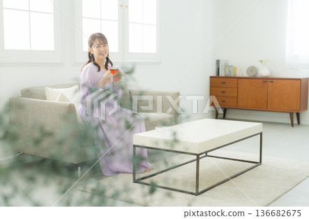 女人在客廳裡喝茶 女人在客廳裡喝茶 136682675