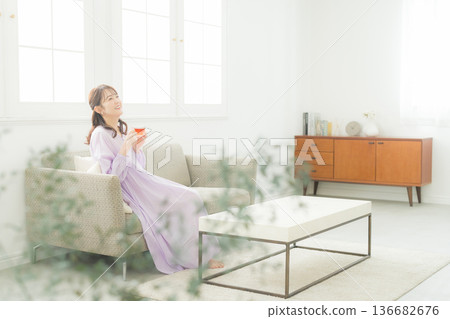 女人在客廳裡喝茶 女人在客廳裡喝茶 136682676