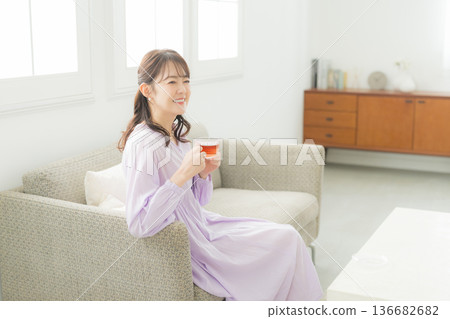 女人在客廳裡喝茶 女人在客廳裡喝茶 136682682