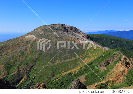從那須山登山道眺望茶臼山頂 136682702