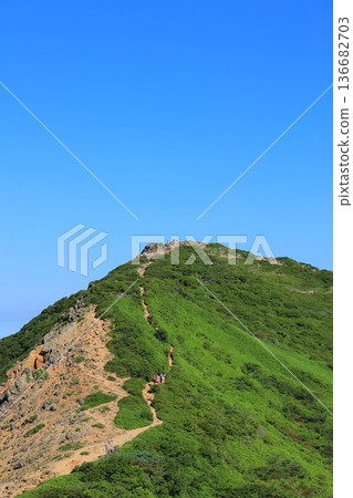 從那須山登山道眺望茶臼山頂 136682703