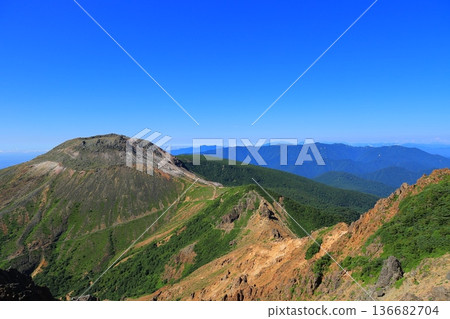 從那須山登山道眺望茶臼山頂 136682704