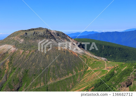從那須山登山道眺望茶臼山頂 136682712