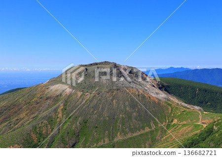 The summit of Mt. Chausu seen from the hiking trail of Mt. Nasu 136682721