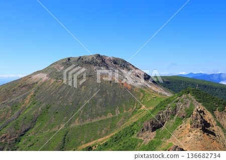 The summit of Mt. Chausu seen from the hiking trail of Mt. Nasu 136682734