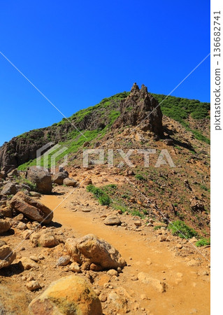 從那須山登山道眺望茶臼山頂 從那須山登山道眺望茶臼山頂 136682741